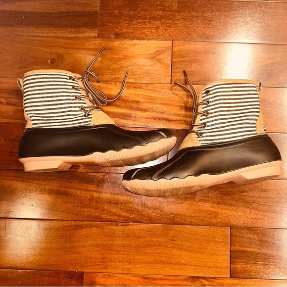 Time and Tru Shoes - ❤️Women’s Striped Black and Tan Rain/Snow Duck Boots-size 9